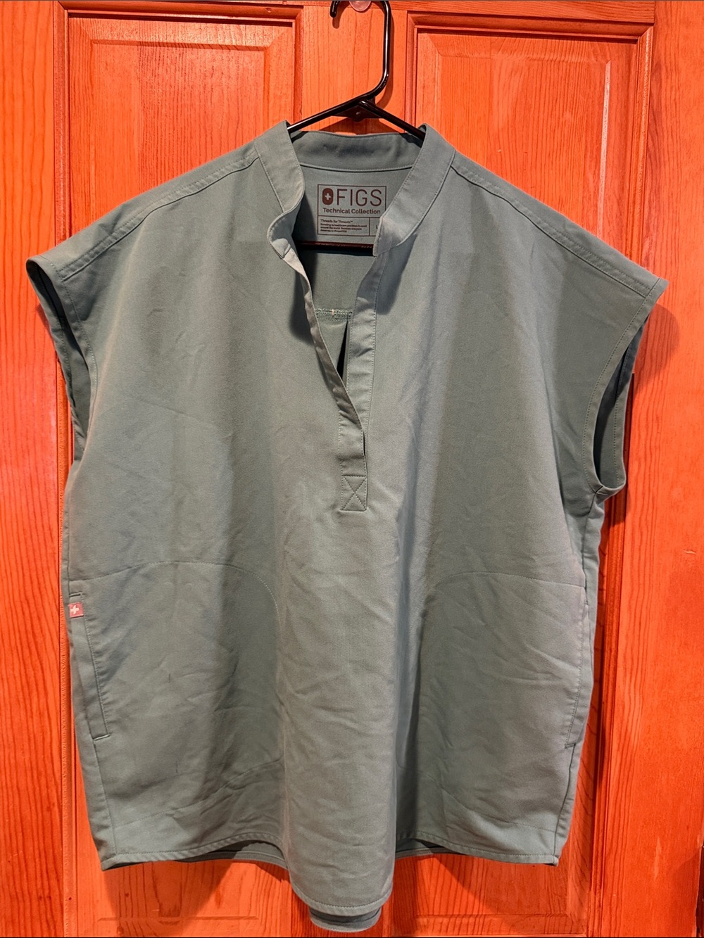 Figs women’s marine Rafaela scrub top size large.